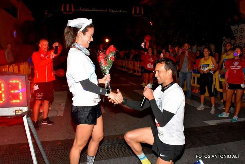 Momento en que Jesús Santana le pide la mano a Beatriz Ojeda al finalizar la Carrera del Amor (Foto Antonio Alí)